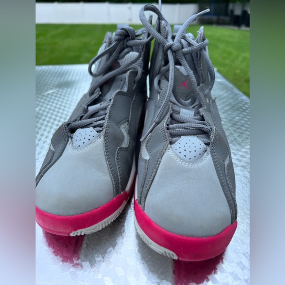 Jordan sneakers YOUTH size 6Y gray and pink - Picture 2 of 7